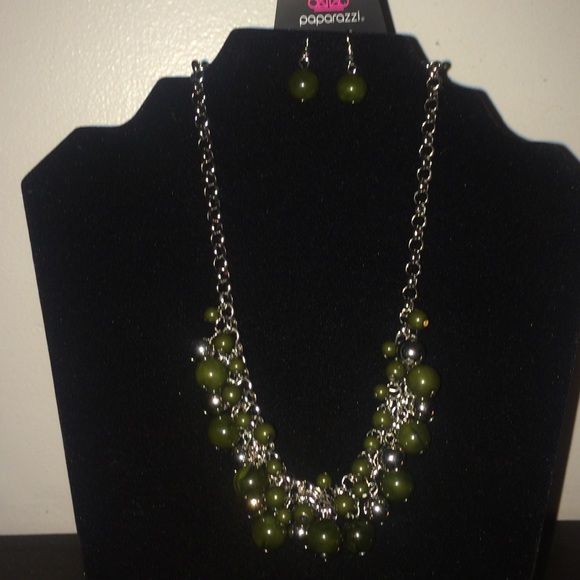 Olive green and silver necklace with earrings - Picture 1 of 1